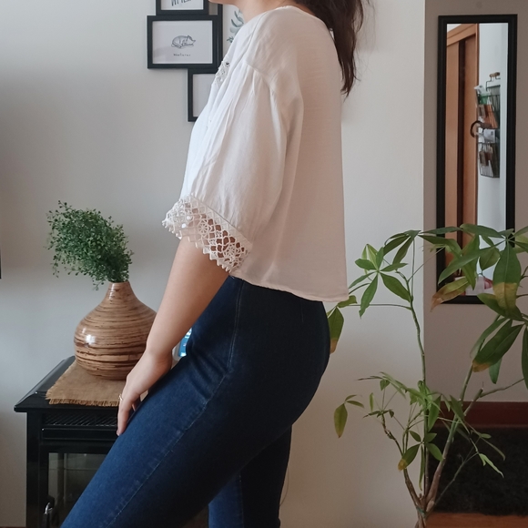 ⚡️SALE⚡️🌱Host Pick🌱White H&M Cropped Blouse with Crochet Detail - Picture 7 of 8